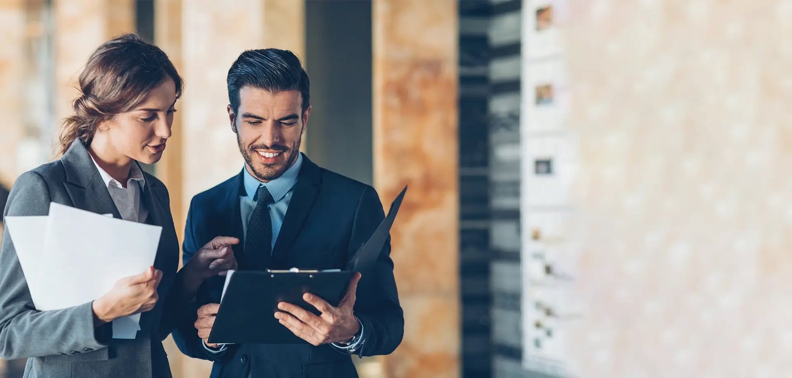 Abogada saludando a un cliente