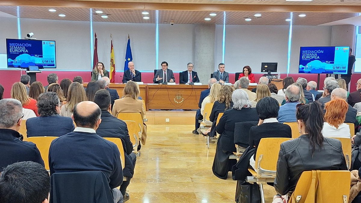 Abogado trabajando en el escritorio