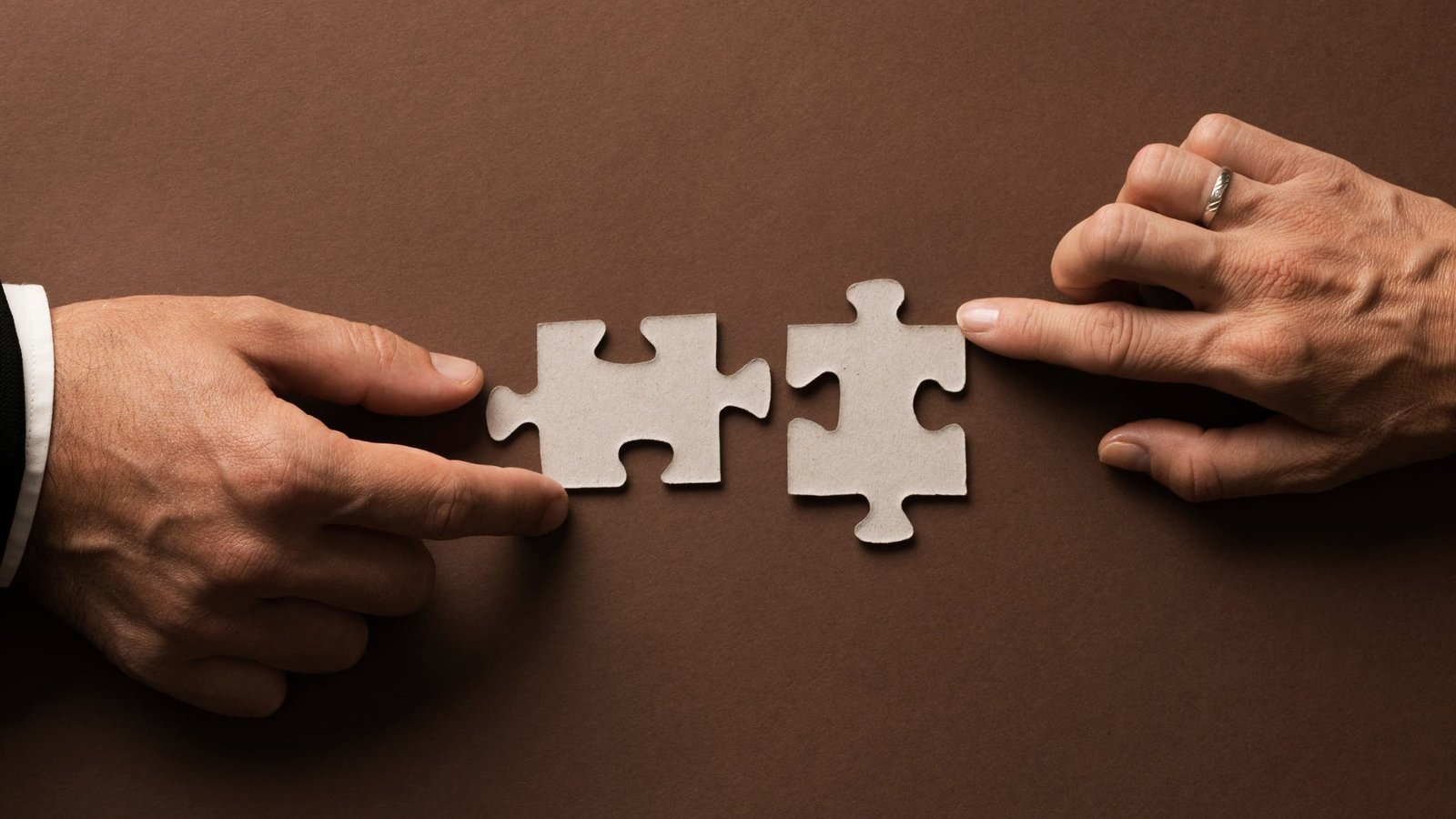 Grupo de abogados discutiendo un caso